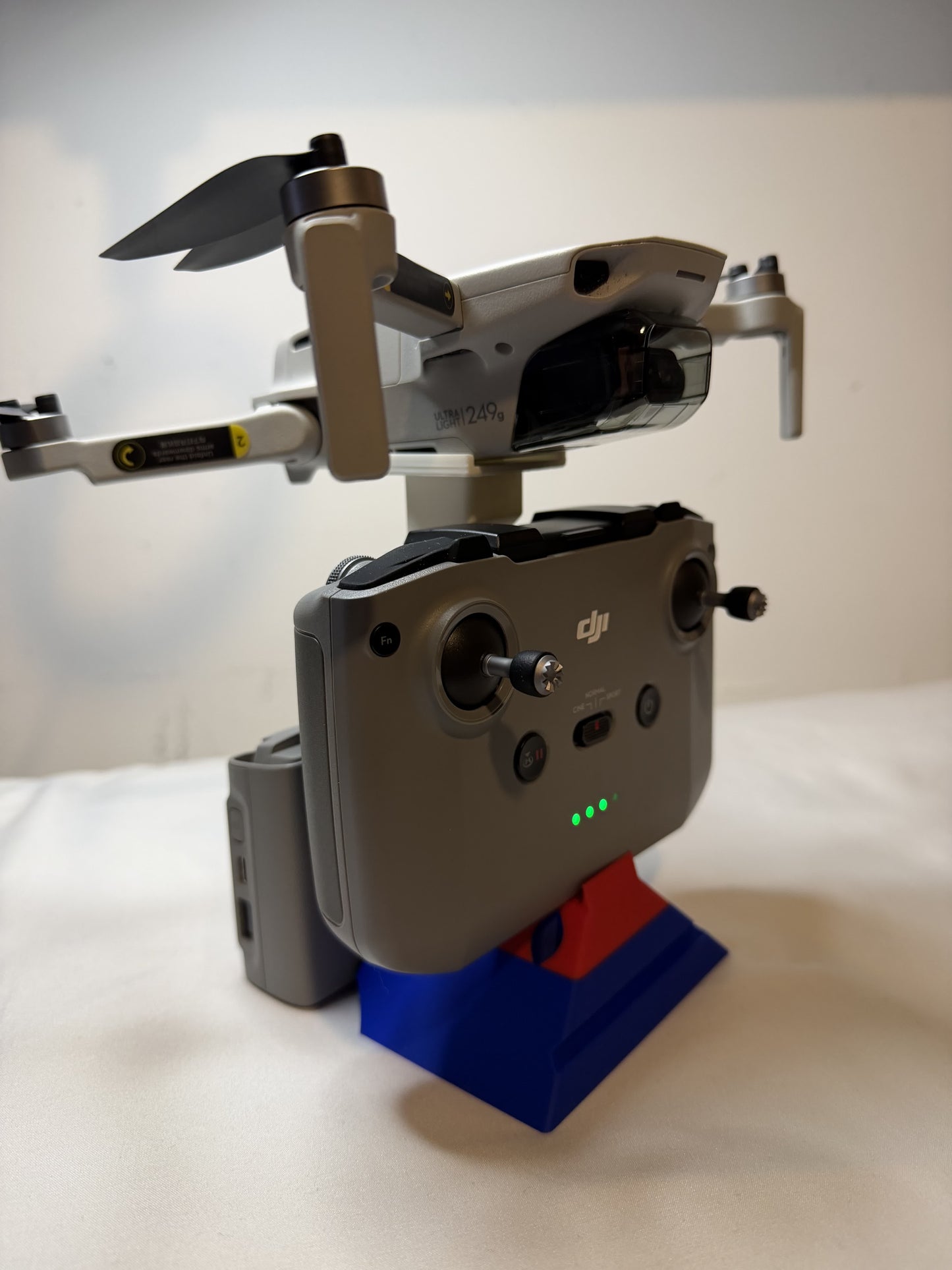 MakerEase DroneDock – DJI Mini 2 Display Stand | Drone + Controller + Battery Mount
