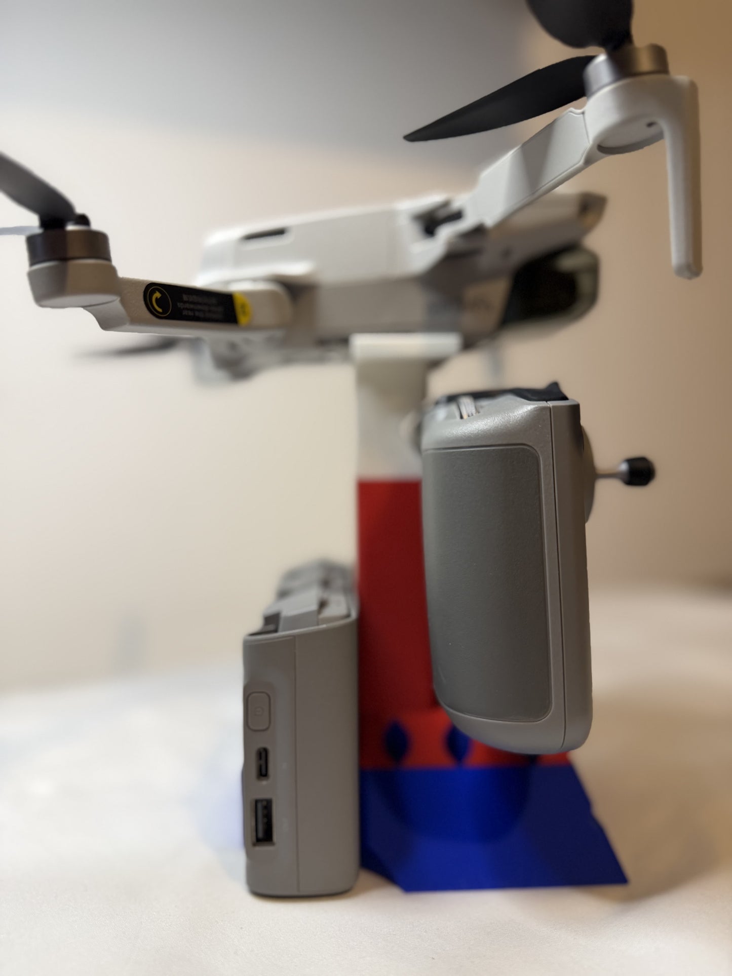 MakerEase DroneDock – DJI Mini 2 Display Stand | Drone + Controller + Battery Mount